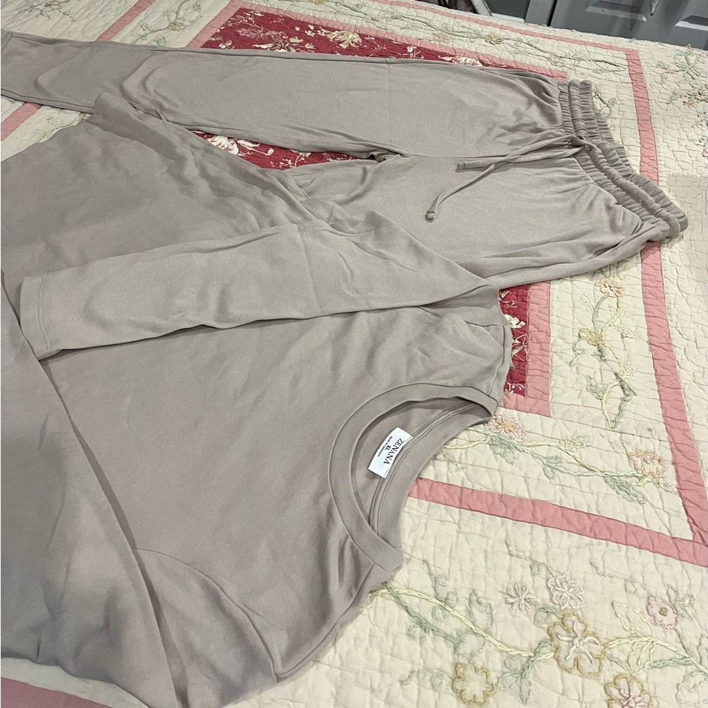 This is a brand new set XL very soft, made well, long sleeve top and bottoms